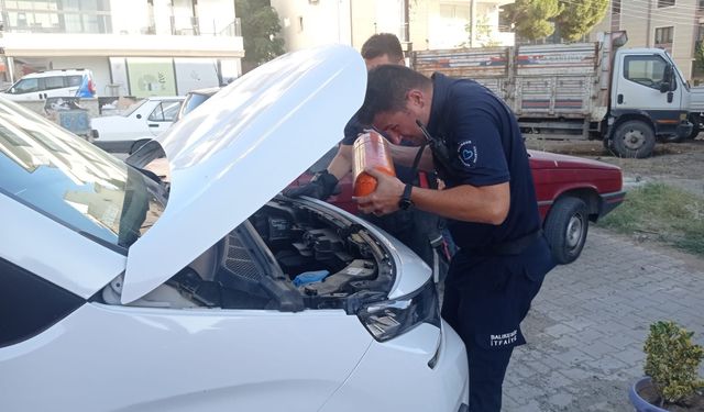 Balıkesir'de aracın motor kısmına giren kedi yavrusu kurtarıldı