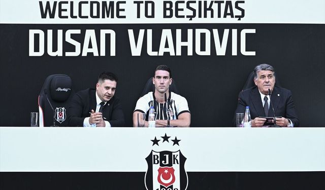 Beşiktaş Kulübü, Sırp golcü Dusan Vlahovic için imza töreni düzenledi