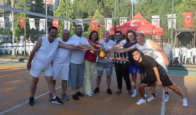 İzmit’te mahalle sakinlerini buluşturan voleybol turnuvası