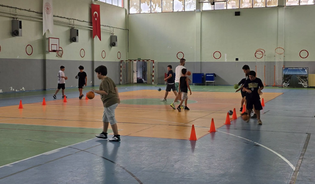 Karasu’da gençler spor dolu günler geçiriyor