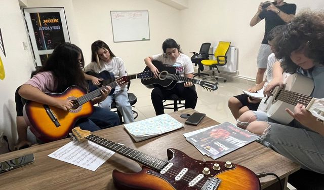 Gitar eğitmeninden gençlere çağrı