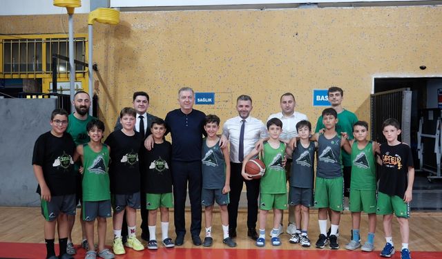 Kocacık gençlerle buluştu!  Voleybol heyecanına ortak oldu