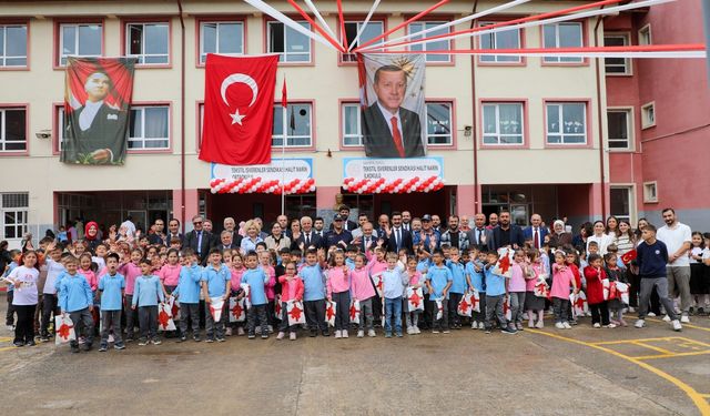 Ferizli’de İlköğretim Haftası coşkuyla kutlandı: Öğrencilerden renkli gösteriler