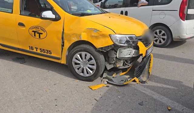 Taksi ile otomobil çarpıştı: 2 yaralı