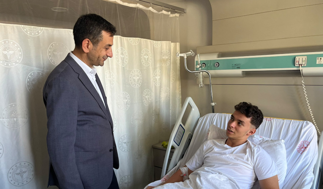 Akın’dan hastalara geçmiş olsun ziyareti