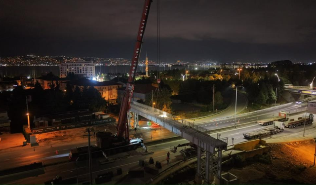 Komşuda dev operasyon: 80 tonluk tabliye tek seferde kaldırıldı