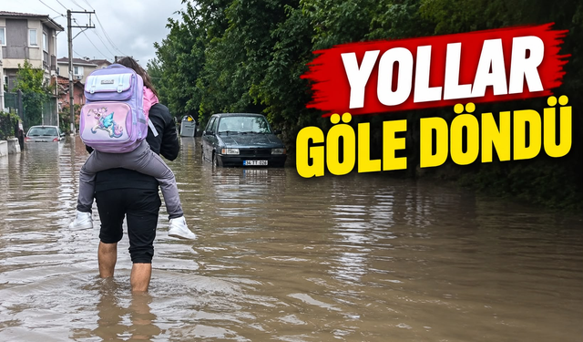 Erenler’de yollar göle döndü: Öğrencileri sırtlarında taşıdılar