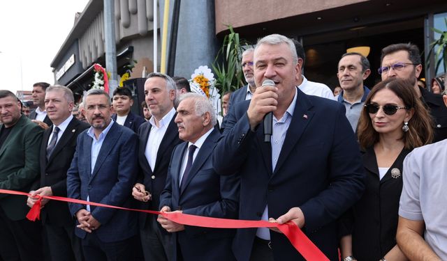Serdivan’da yeni işletme hizmete açıldı! Başkan Osman Çelik açılışa katıldı