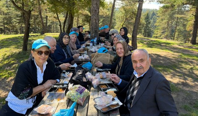 YADEM yaşlıları Taraklı Karagöl’de huzur dolu bir gün geçirdi