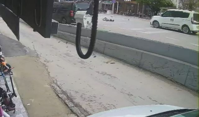 Motosiklet yayaya çarptı, ikisi de metrelerce sürüklendi