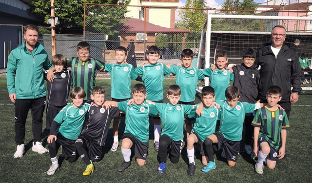 Arifiye Doğanspor’un minikleri şampiyonluk kupasını kaldırdı