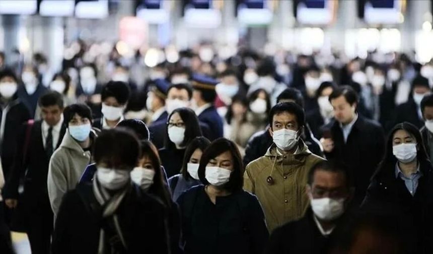 Japonya'da maske zorunluluğu kaldırıldı: Gülme eğitimleri başladı