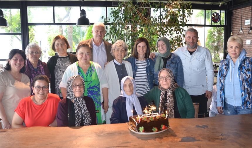 Kocaeli'de 100 yaşına giren Nuriye nine ilk kez doğum gününü kutladı