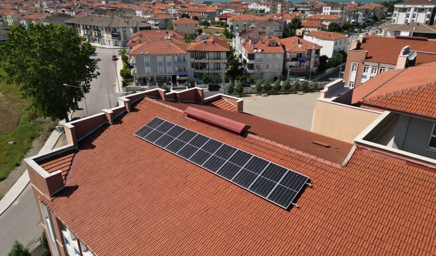 Sakarya'daki okulun elektriği güneşten, suyu yağmurdan karşılanıyor
