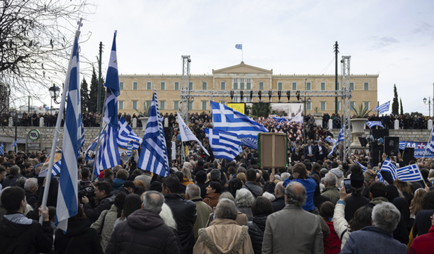 Yunanistan'da eşcinsel evlilik yasalaştı