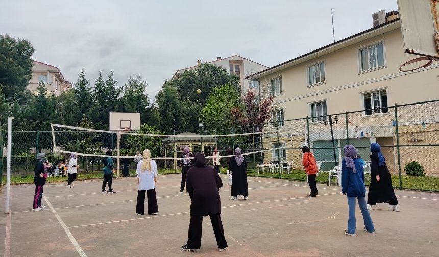 TDV Sakarya Kız Yurdu voleybol turnuvası düzenledi