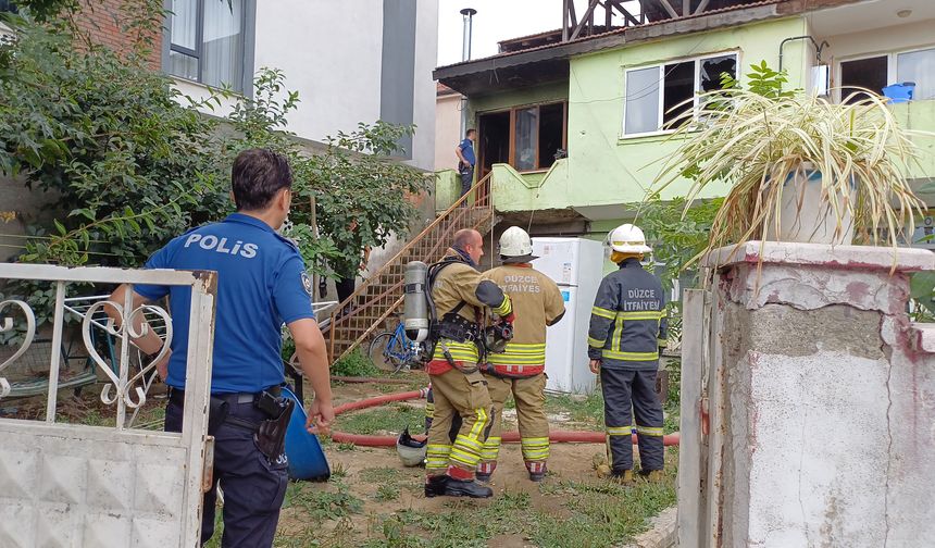 İki katlı evde yangın: 2'si çocuk 5 kişi hastanelik oldu