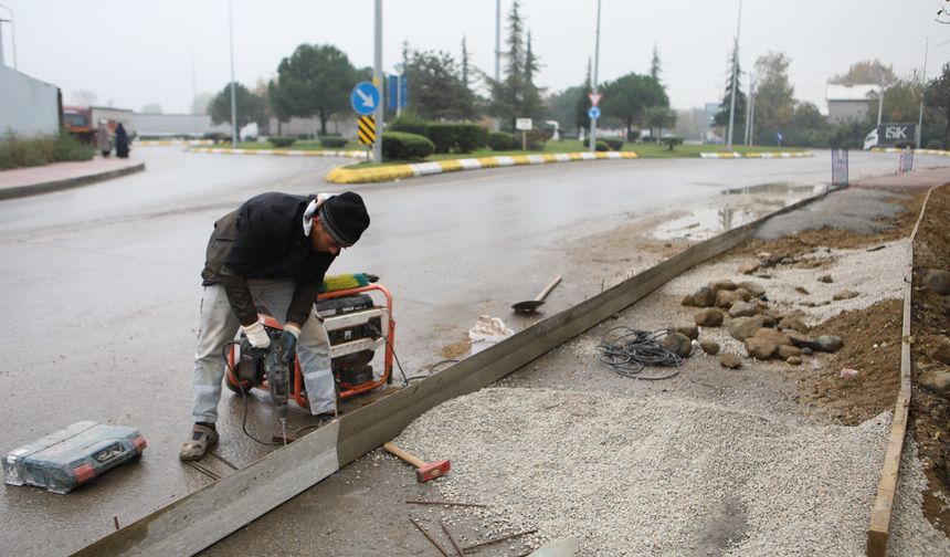 Arifiye Belediyesi, Hanlıköy Mahallesi’nde Beton Kaldırım Çalışmalarına Devam Ediyor