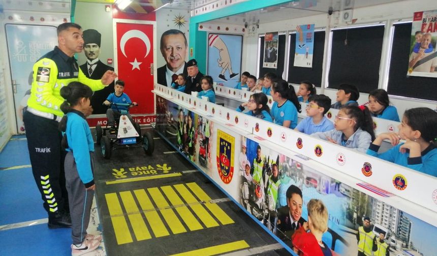 Bursa'da jandarma 2 bin 425 kişiye trafik güvenliği eğitimi verdi