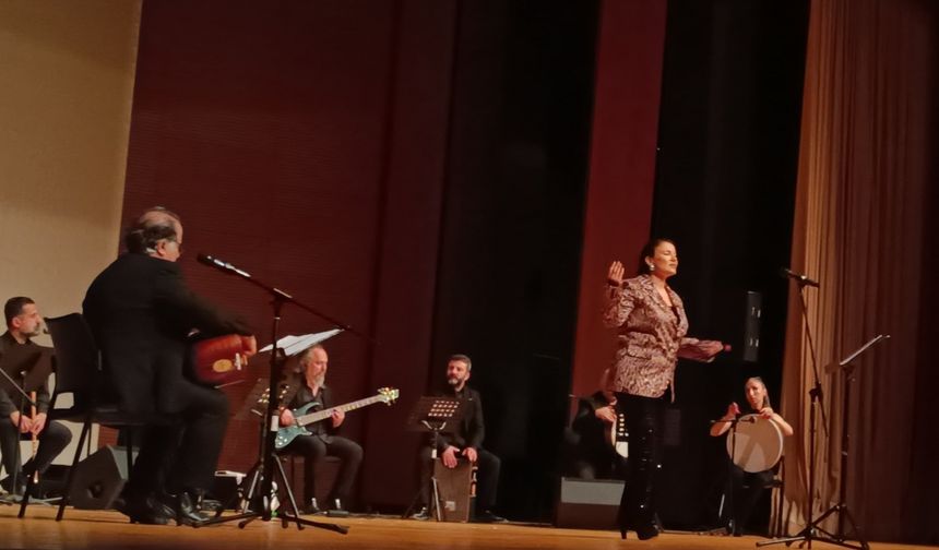 Bursa'da "Uzun İnce Bir Yoldayım" konseri düzenlendi