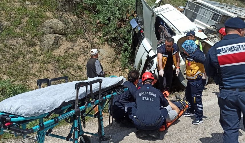 Balıkesir de devrilen tırın şoförü yaralandı