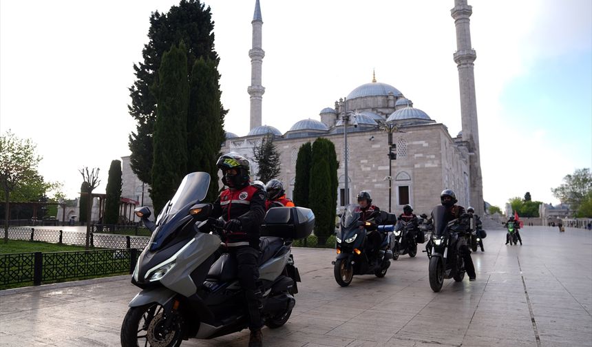 Osmanlı Motosiklet Derneği üyeleri Fatih Sultan Mehmet'in türbesinde dua edip Çanakkale'ye gitti