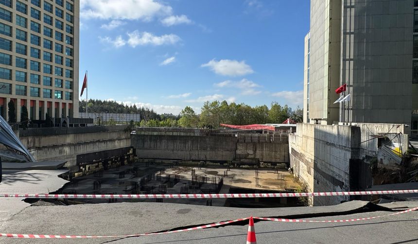 Sarıyer'de çöken yol trafiğe kapatıldı