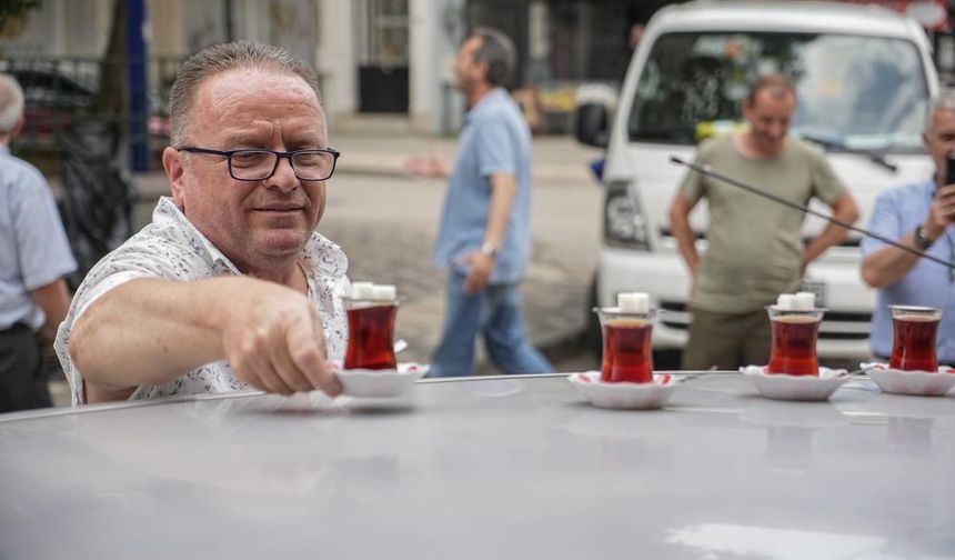 Bursa’da 50 Metre Mesafedeki Çayları Otomobiliyle Taşıyor!