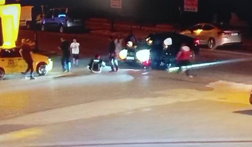 Şehir Merkezinde Film Gibi Kaza: Motosiklet Sürücüsü Otomobilin Üzerine Oturdu