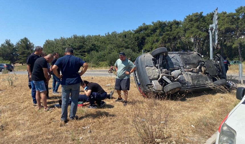 Çanakkale'de otomobil motosiklete çarpıp takla attı, 3 kişi yaralandı