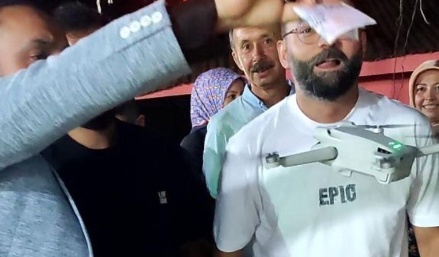 Düğünde drona para takarken elinden oluyordu
