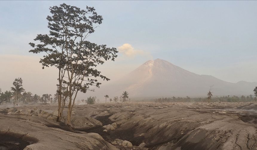 Semeru Yanardağı’nda 2 Patlama Meydana Geldi