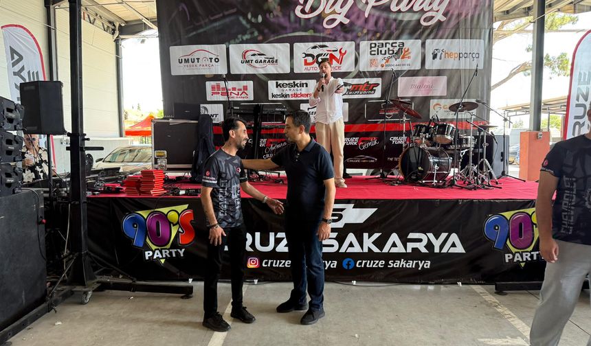 Pamukova’da “Cruze Sakarya 90’lar Big Party” Etkinliği Renkli Geçti