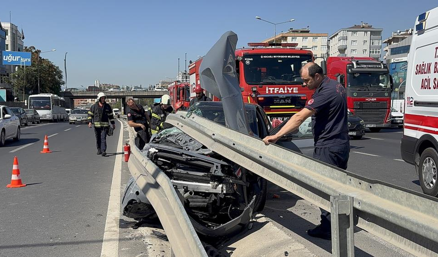 Otomobil Bariyerlerin Altına Girdi, 2 Yaralı