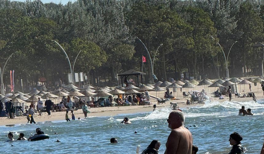 Kırmızı Bayrak Uyarısına Rağmen Denize Girdiler: Ceza Yediler