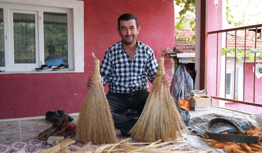 30 yıldır süpürgecilikle geçimini sağlıyor