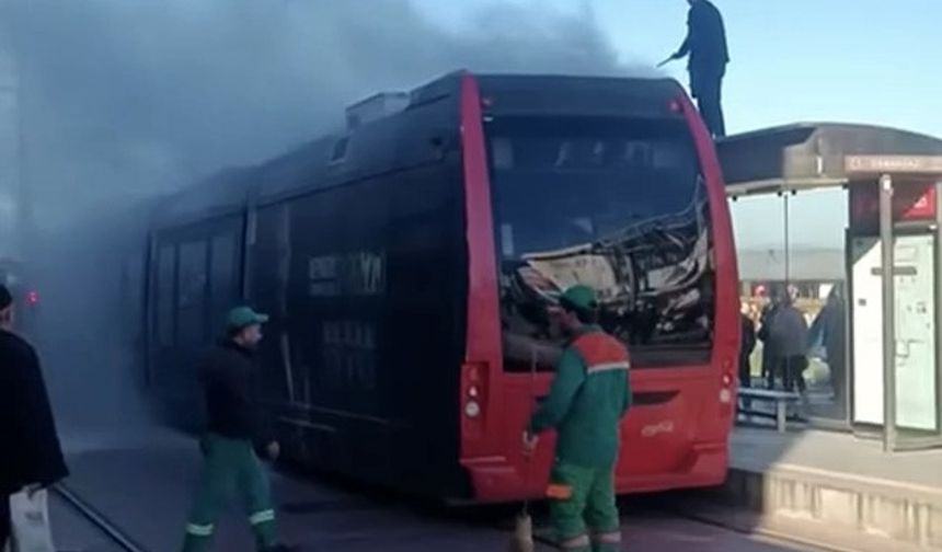 Bursa’da “İpek Böceği” Tramvayında Yangın: Yolcular Tahliye Edildi