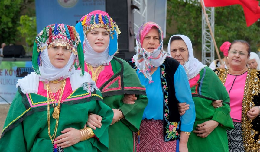 Kırklareli'nde 'gelin başı çatma' geleneği canlandırıldı