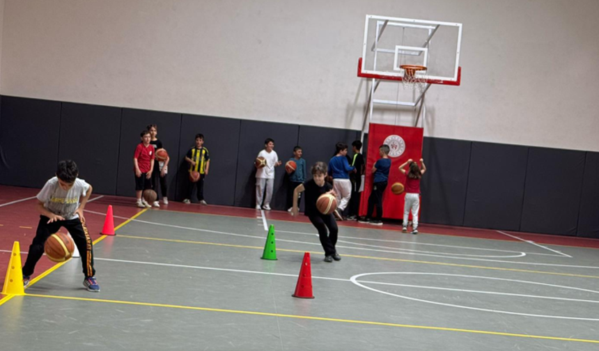 Akyazı’da Spor Dolu Yaz: Gençler Uzman Antrenörlerle Gelişiyor