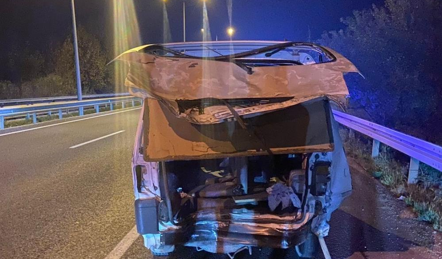 İnegöl’de çekici kamyonet kazası: Anne ve kızı yaşamını yitirdi