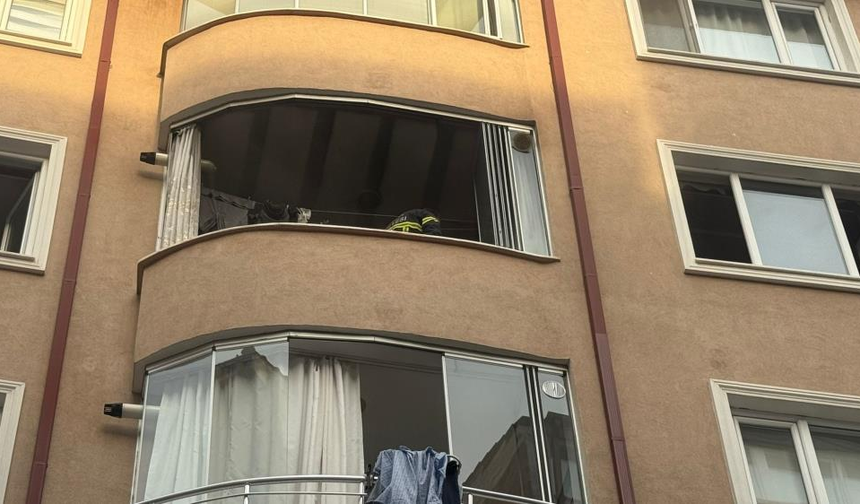 Balkonda çıkan yangın paniğe neden oldu