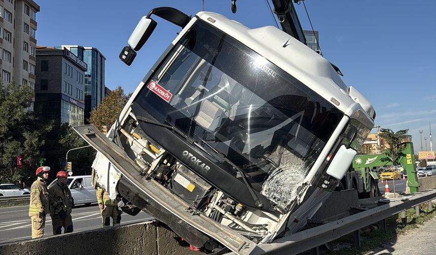 Kadıköy'de servis minibüsünün bariyerlere çıktığı kaza trafik yoğunluğuna neden oldu