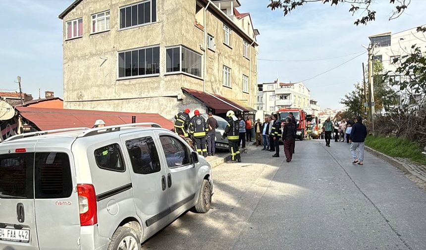 Kocaeli'de kaza yapan otomobil evin çatısına düştü