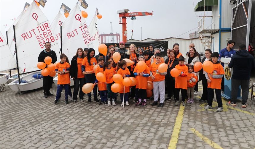 Tekirdağ'da turuncu balonlarla denize açılan yelkenciler lösemiye dikkati çekti