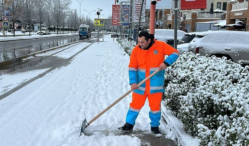 Serdivan’da Kar Mesaisi: Ekipler 7/24 Teyakkuzda