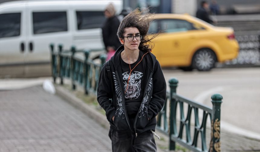 Bursa'da kuvvetli rüzgar hayatı olumsuz etkiledi