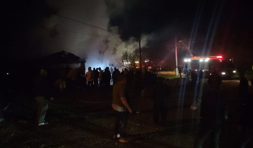 Çan'da bir otomobil ve ahır yangında zarar gördü