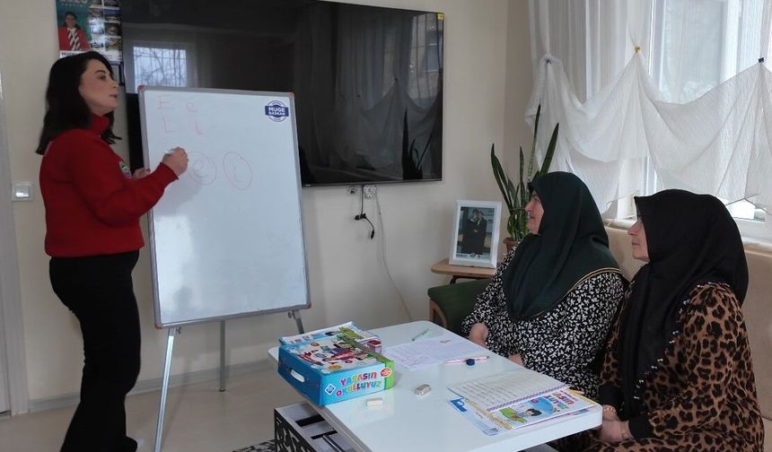 Ergene'de okuma yazma kurslarına katılamayanlara evde eğitim desteği