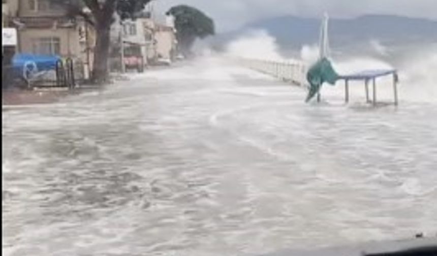 Fırtına sebebiyle kara ile deniz birleşti, tekneler battı