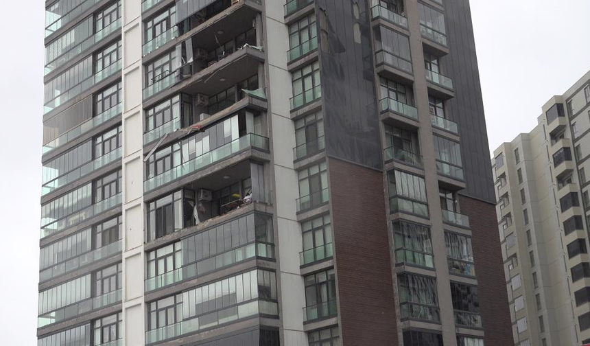 Cam Balkonlar Yerinden Söküldü